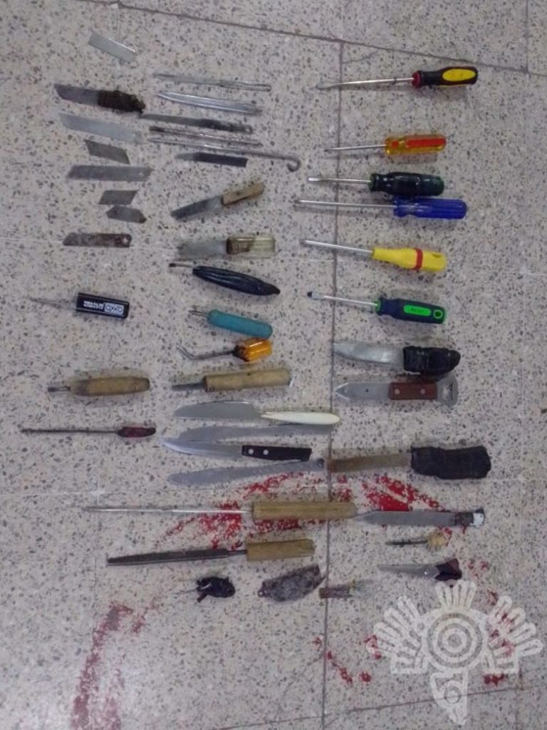 Cuchillos, navajas, celulares, dinero y teléfonos encontraron en los penales de Puebla