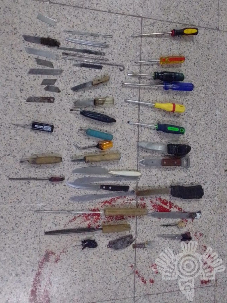 Cuchillos, navajas, celulares, dinero y teléfonos encontraron en los penales de Puebla