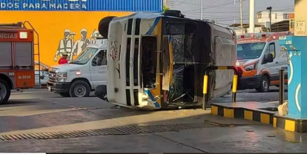 20 lesionados, saldo de accidente que involucró a transporte público en la colonia Loma Encantada