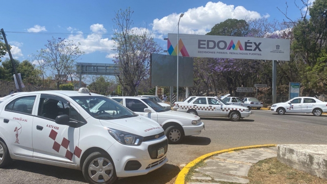 Taxistas provocan caos con bloqueo de accesos a Ixtapan de la Sal