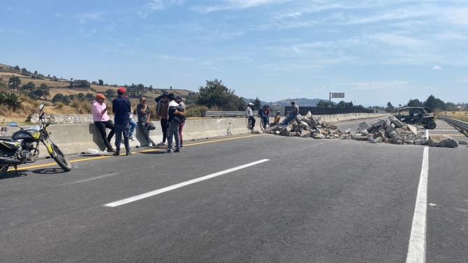 Comuneros de Tlanixco bloquean autopista Tenango-Ixtapan de la Sal