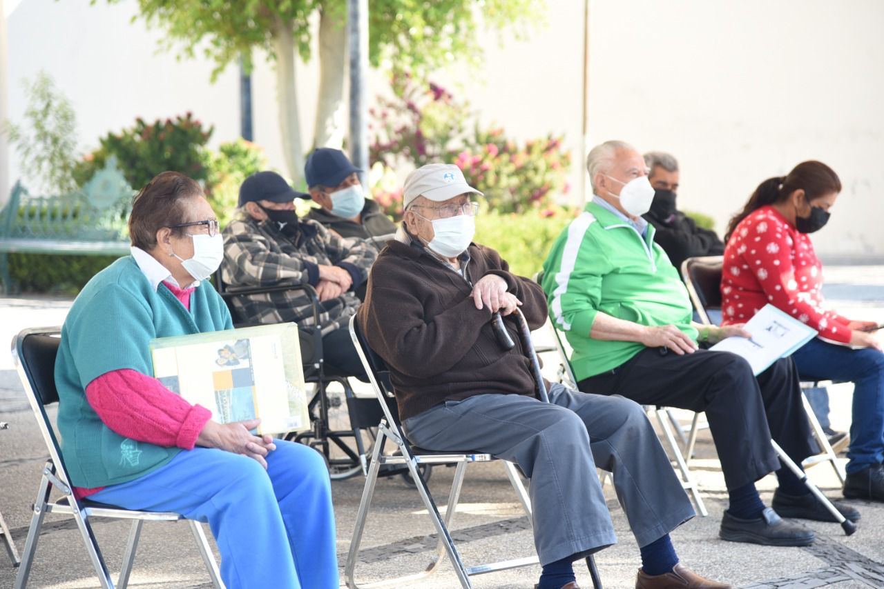 Facilita ayuntamiento de Tlaxcala entrega de apoyos a adultos mayores y personas con discapacidad