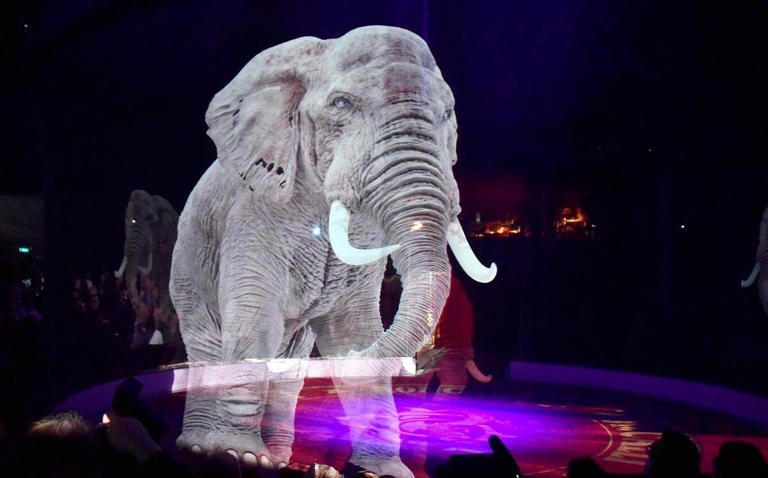 Con espectacular show de hologramas, circo alemán sustituye a animales salvajes