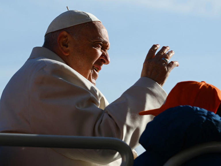 Salud del Papa Francisco mejora tras ser hospitalizado; ‘está trabajando’, dice El Vaticano