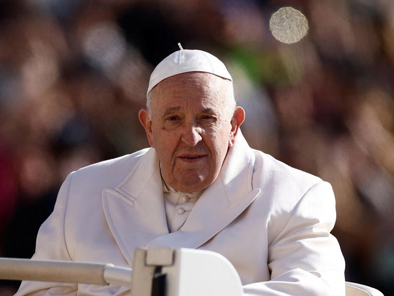 Papa Francisco sería dado de alta este sábado y presidirá el Domingo de Ramos, dice El Vaticano