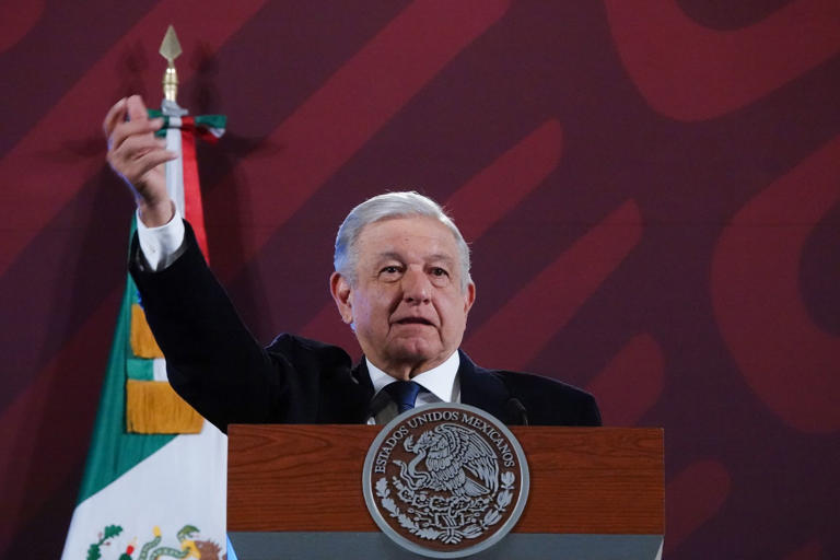 Celebra López Obrador selección de consejeros del INE por sorteo