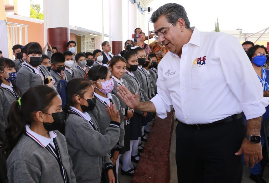 Rehabilitamos espacios escolares para la formación integral de los niños: Gobernador de Puebla
