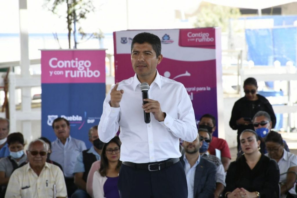 Fundación Jenkins dona 2 mdp a SMDIF de Puebla para cirugías de cataratas