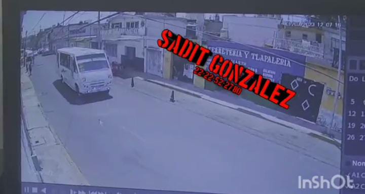 Video desde Puebla: Exhiben transporte público que atropelló a un hombre
