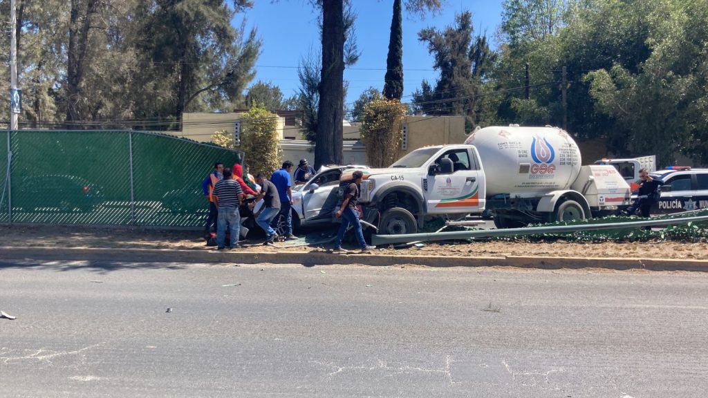 Dos pequeños prensados, saldo de aparatoso accidente en Tehuacán