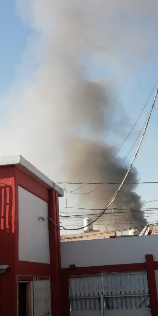 Video desde Puebla: Se incendia fábrica cerca del mercado Hidalgo
