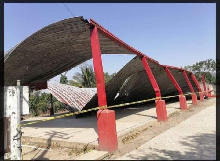 Rachas de viento derriban techado en cancha de usos múltiples en Xicotepec