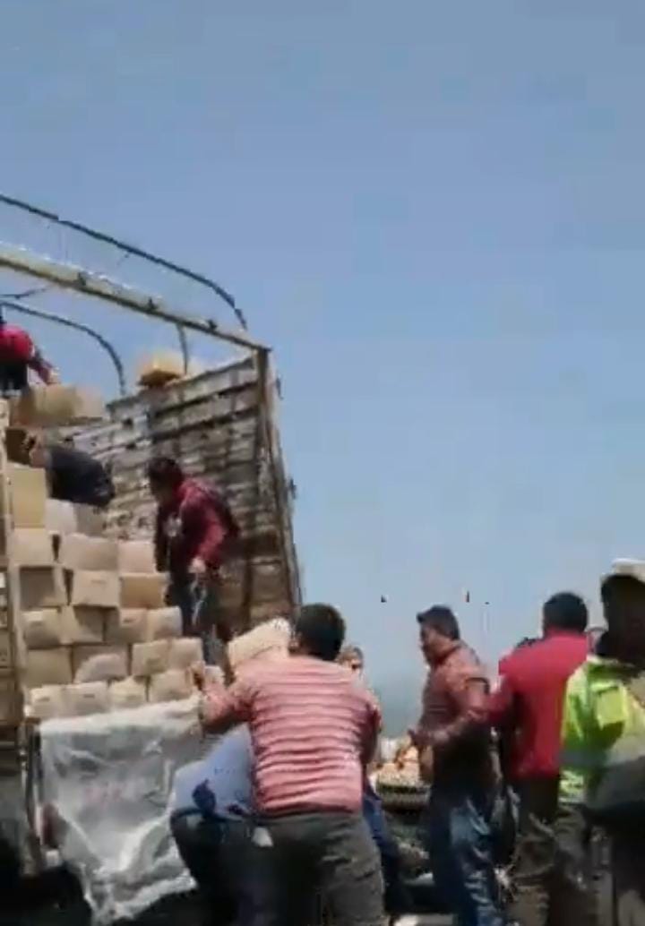 Video desde Puebla: “Pueblo bueno” hace rapiña contra camión siniestrado en la México-Veracruz