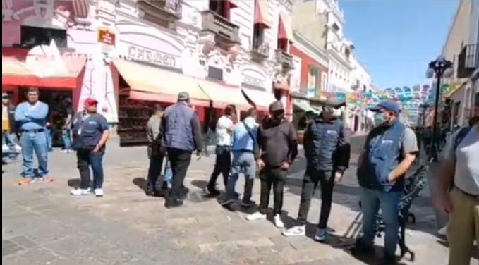 Video desde Puebla: Ambulantes se manifiestan en el centro de la ciudad
