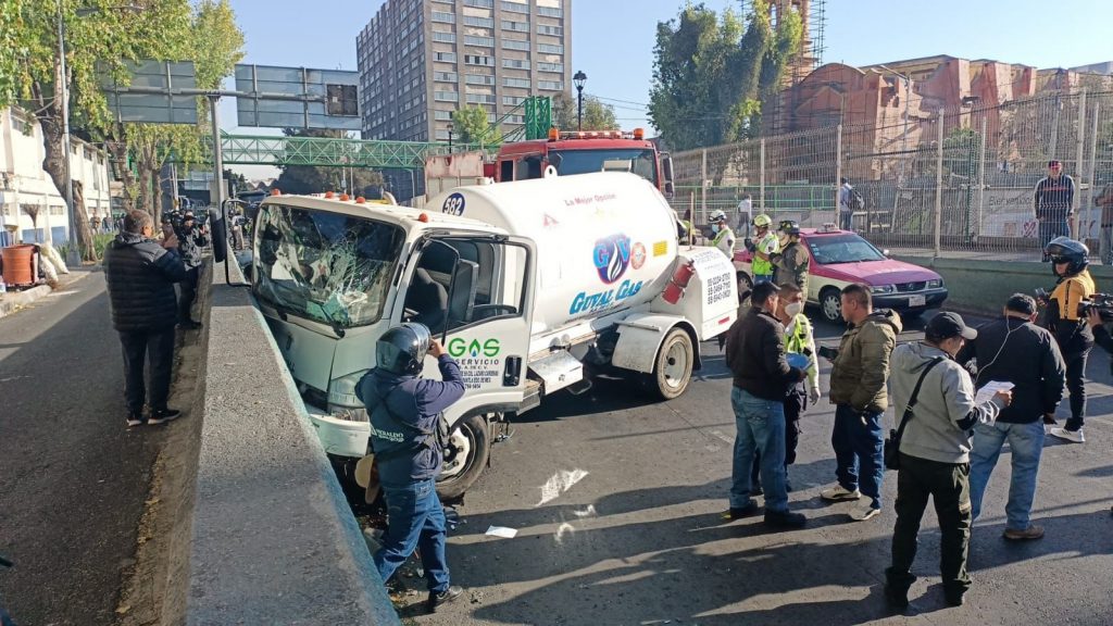 Fotonota: Pipa de gas impacta muro en la calzada San Antonio Abad
