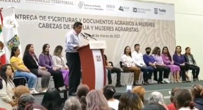 Video desde Puebla: Sergio Salomón Céspedes y Eduardo Rivera entregan escrituras a mujeres