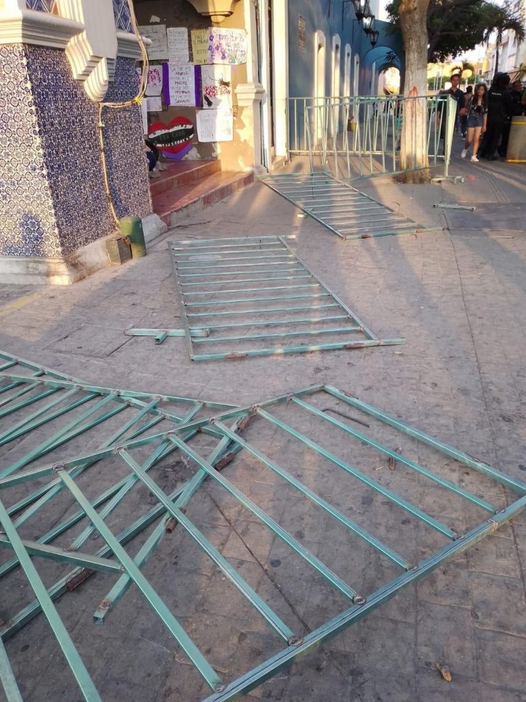 Colectivos derriban rejas alrededor de la presidencia municipal de Tehuacán