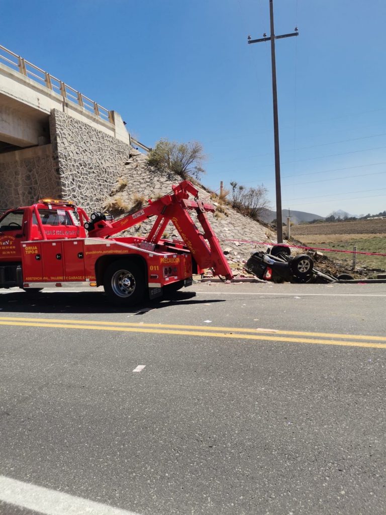 Protección Civil y Bomberos atienden primer llamado de emergencia sobre la pista Puebla Teziutlán