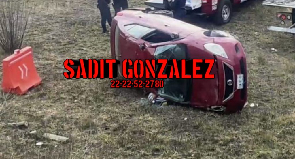 Muere hombre al volcar su vehículo en Coronango