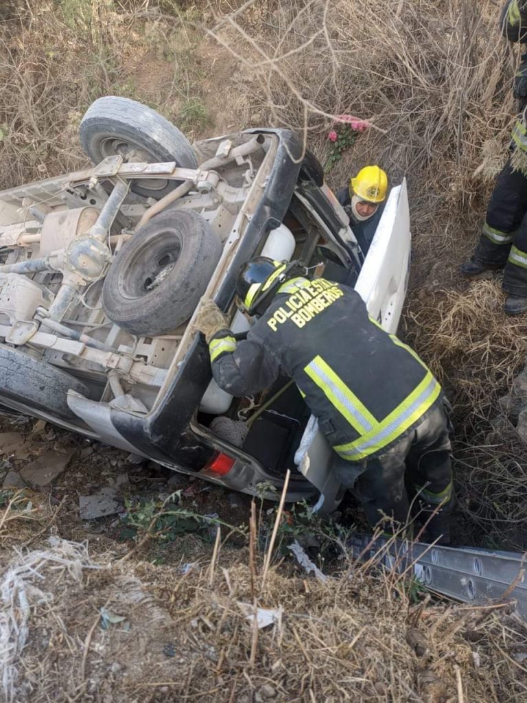 Combi de transporte público cae a una barranca en Amozoc