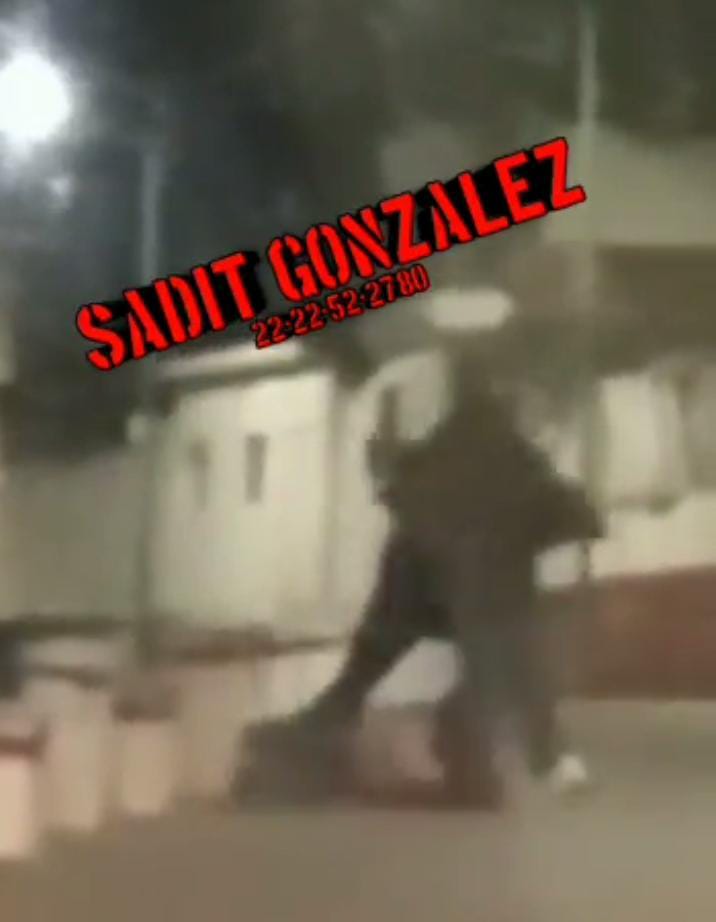 Video desde Puebla: Propinan brutal golpiza a joven afuera de un bar de Zacatlán