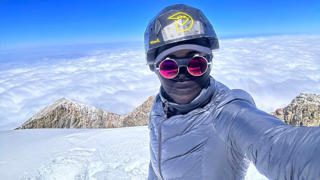 Joven alpinista inicia reto personal de 32 días en la cima del Citlaltépetl