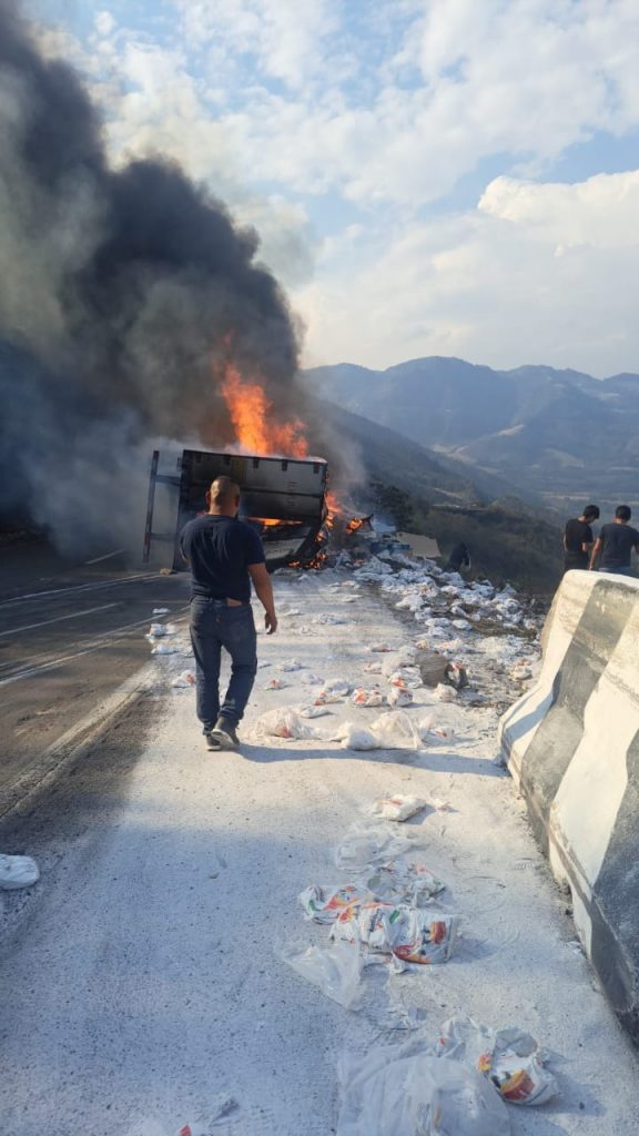 Fotonota: Se voltea e incendia camión en la Puebla Orizaba