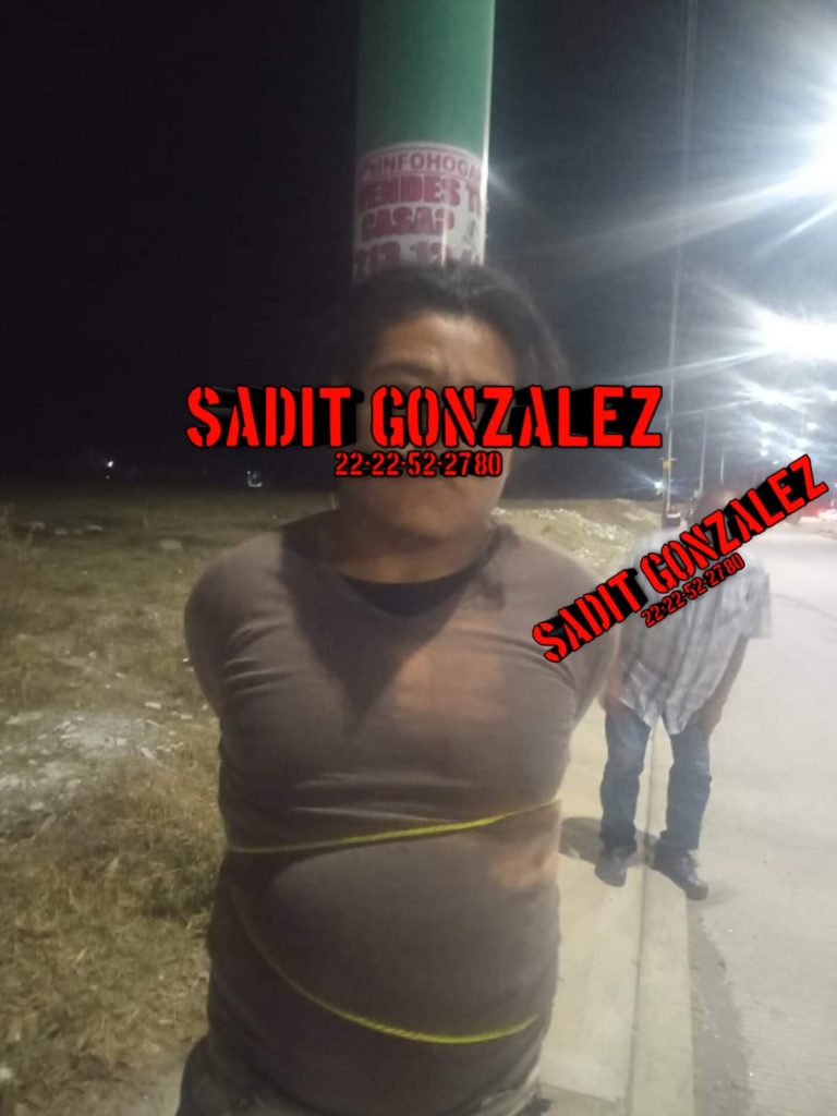 Detienen y amarran al poste a un ratero en Amozoc