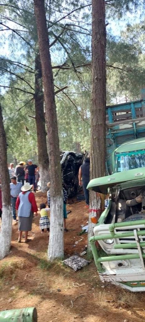 Acaxochititlán: Tres lesionados en aparatoso accidente en el Tejocotal