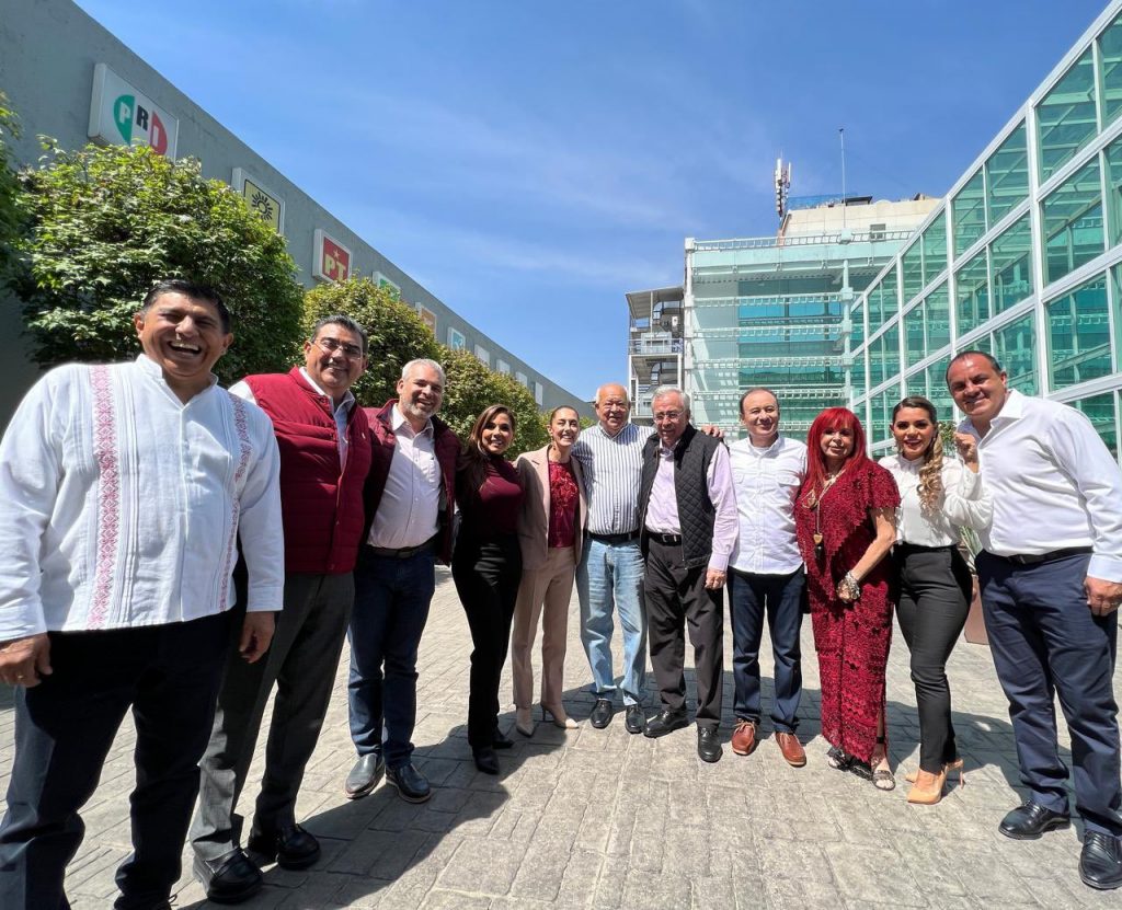 Salomón Céspedes y Julio Huerta acompañan a Delfina Pozos en su registro por el Estado de México