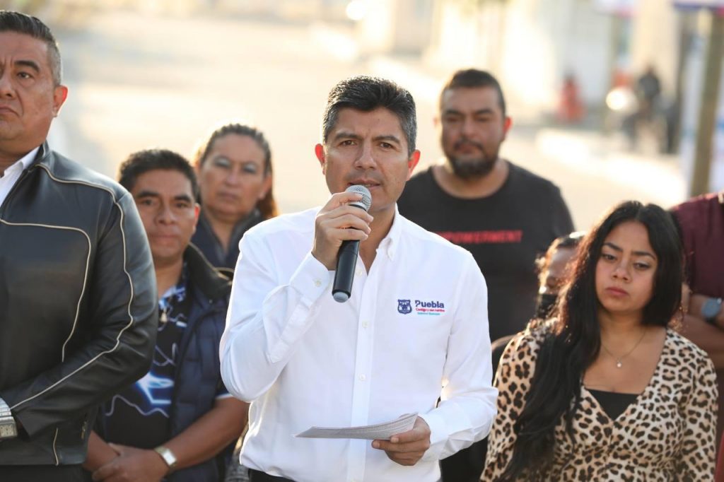 Eduardo Rivera entrega nueva calle en la colonia Guadalupe Hidalgo