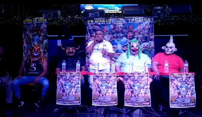 Video desde Puebla: Entre mentadas, anuncia evento de lucha libre