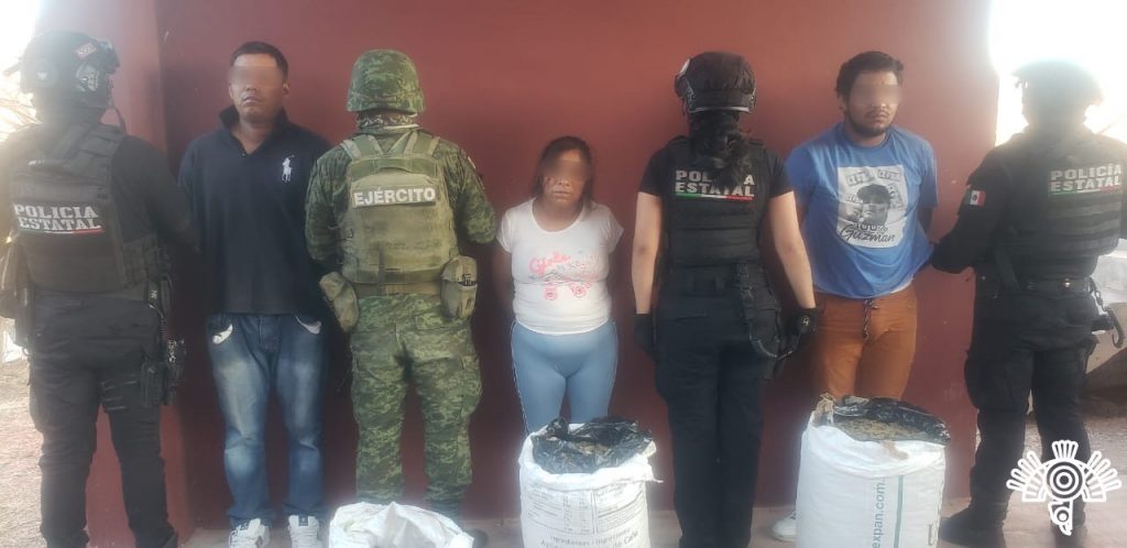 Los agarran con 3 costales de droga en Jolalpan