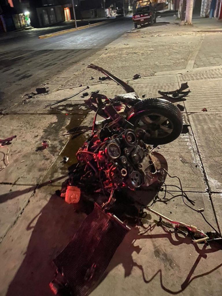 Dos heridos deja aparatoso accidente en Tecamachalco; hasta el motor se le salió al carro.