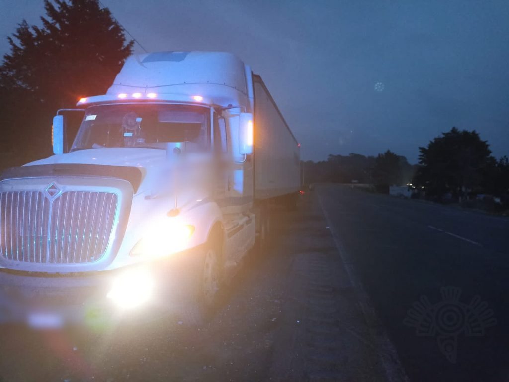 Recuperan tractocamión presuntamente robado