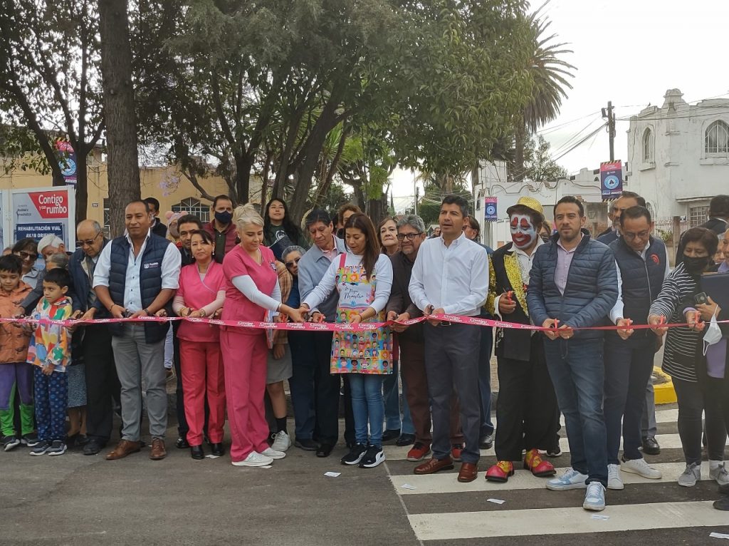 Eduardo Rivera entrega rehabilitación de la calle 18 oriente