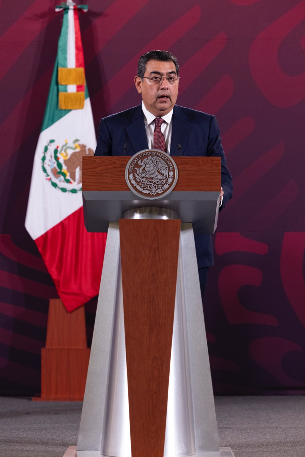 En Palacio Nacional, Sergio Salomón invita a Feria de Puebla 2023 y al desfile del 5 de mayo