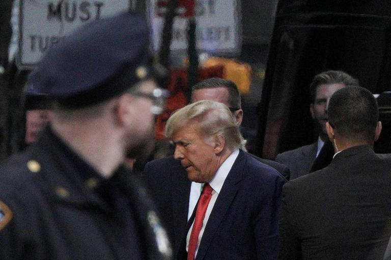 Trump se entregará, afronta un día histórico en los tribunales de Nueva York