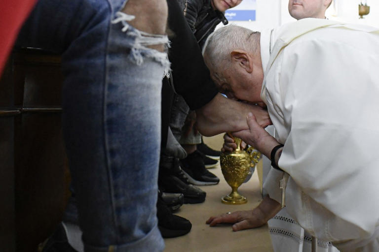 Papa Francisco lava pies de 12 jóvenes detenidos en ritual de Jueves Santo