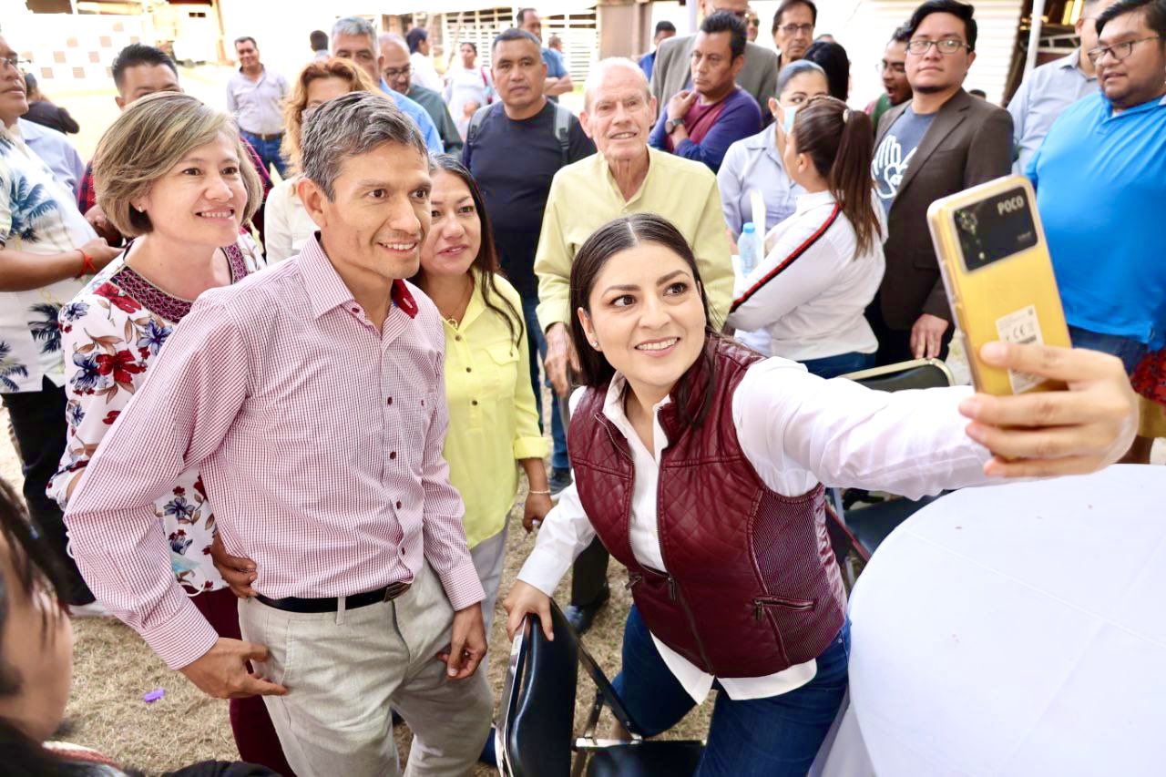 Levanta la mano Claudia Rivera para la gubernatura de Puebla