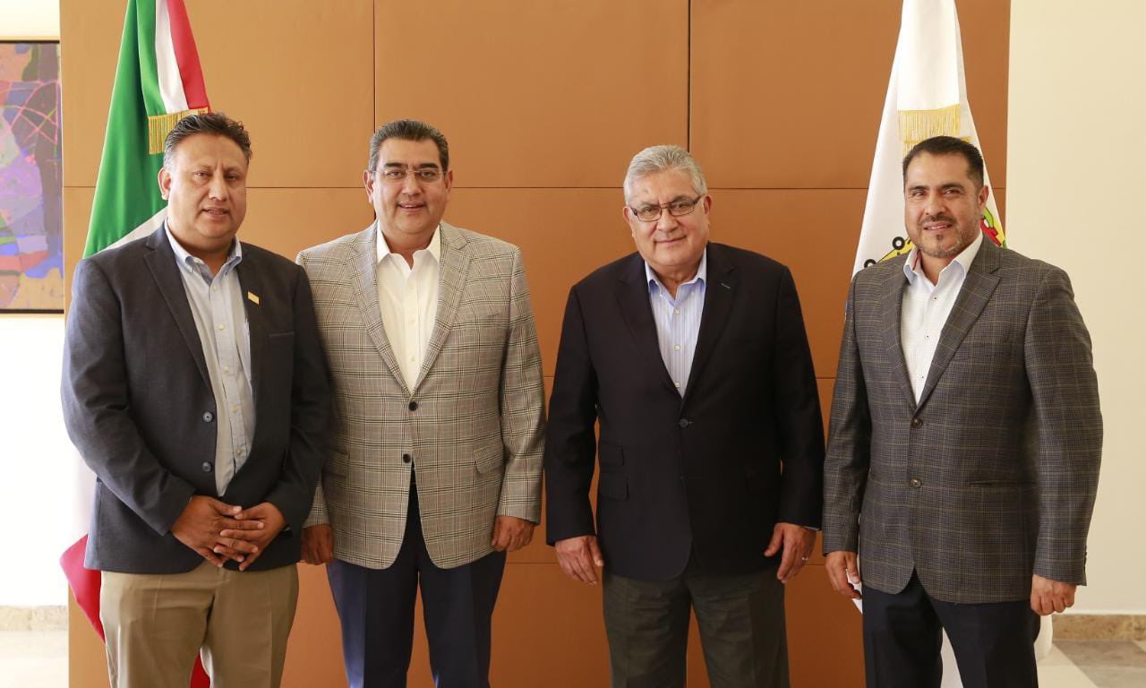 Se reúne gobernador Sergio Salomón con el secretario del SNTE nacional