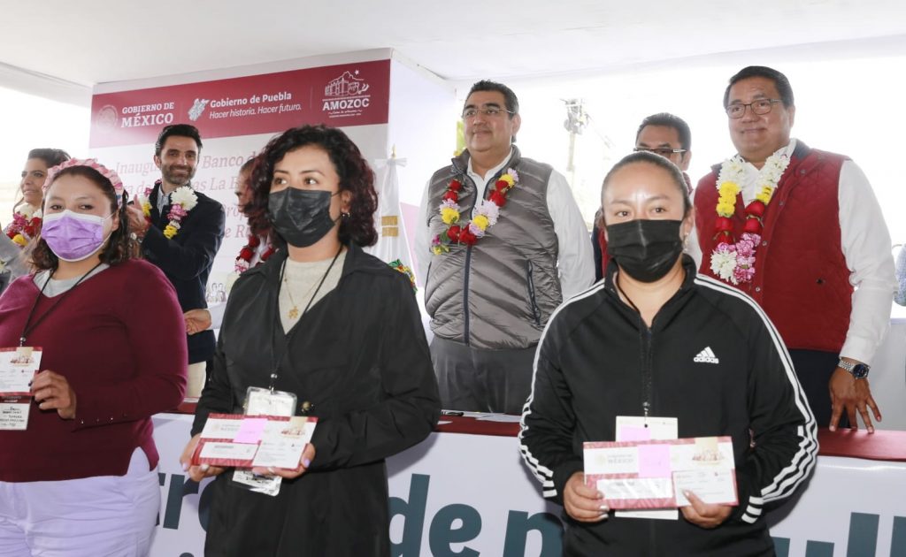 Video desde Puebla: En Amozoc, Sergio Salomón Céspedes entregó patrullas y puso en marcha sucursal del Banco de Bienestar