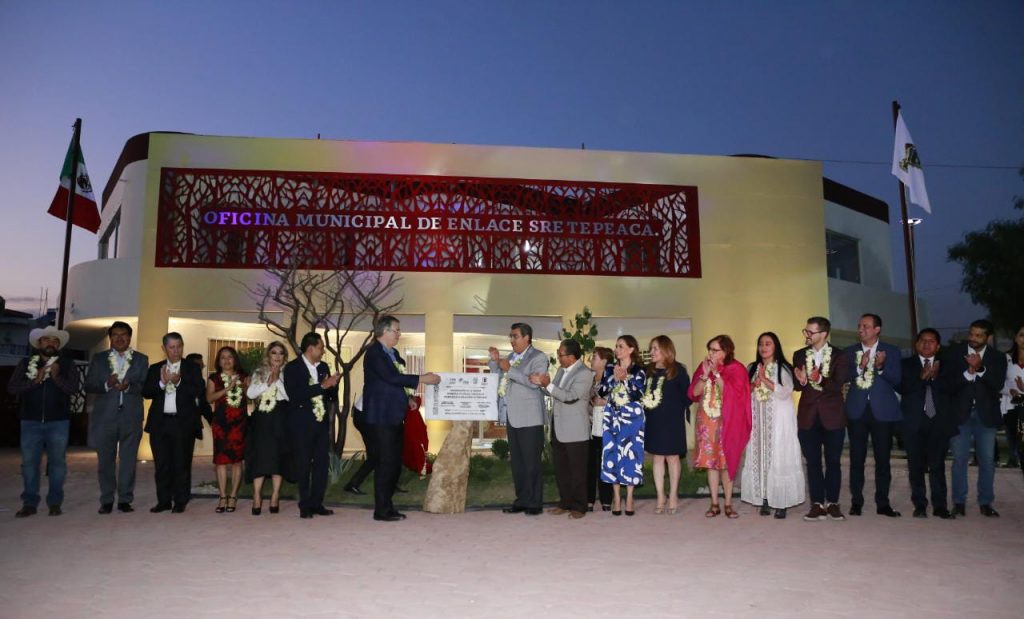 Video y fotonota: Céspedes Peregrina y Marcelo Ebrard inauguran oficina de la SRE en Tepeaca