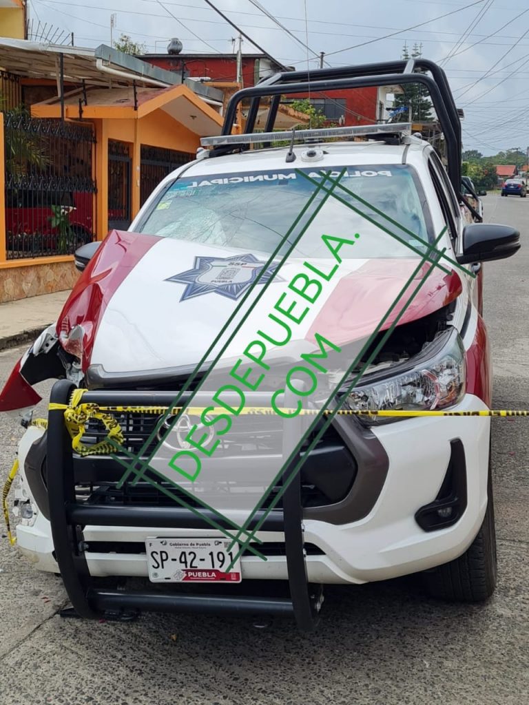 Chocan y abandonan patrulla policías de Juan Galindo