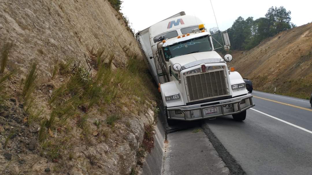 Se “encuneta” camión en la México Tuxpan