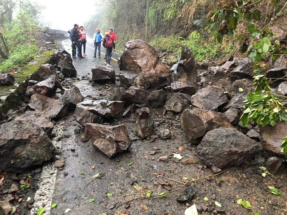 Derrumbes en la carretera a Zihuateutla, paraje La Garganta del Diablo