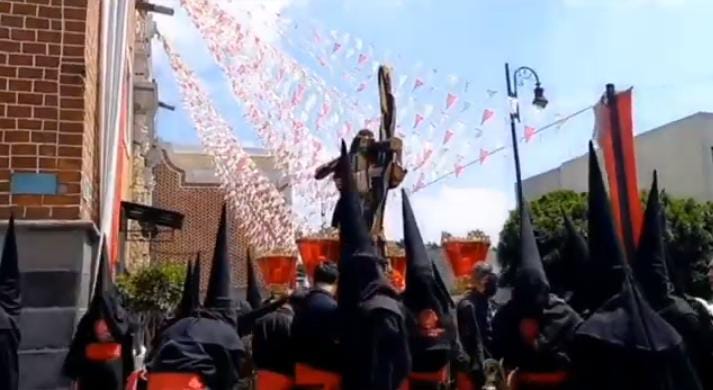 Video desde Puebla: Llegan imágenes religiosas a la catedral