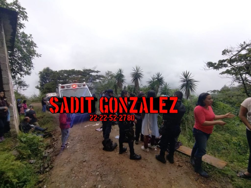 Una mujer sin vida y ocho lesionados deja volcadura en Tlatlauquitepec