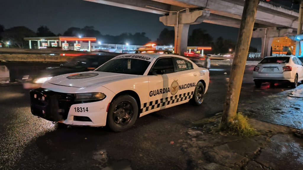 Fotonota: Exhiben patrulla de la Guardia Nacional que no vigila, pero sí estorba