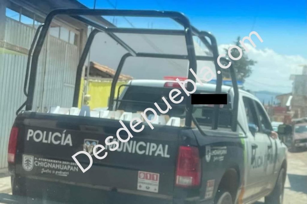 Ayuntamiento de Chignahuapan usa patrulla…para llevar gallos de pelea